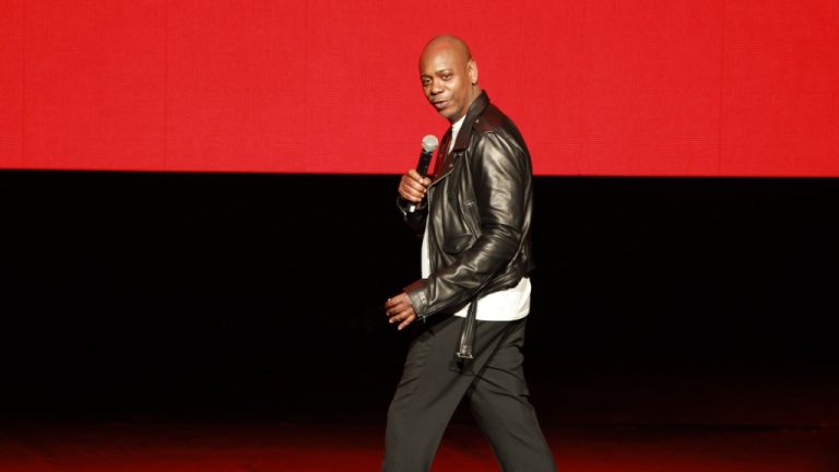 Dave Chappelle remporte le Grammy du meilleur album comique pour son discours à Alma Mater en défense de l'expression artistique
