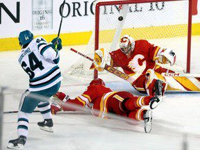 Des erreurs coûteuses alors que les Flames s’effondrent en deuxième période et tombent aux mains des modestes Sharks