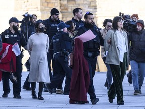 Les manifestants pro-palestiniens qui ont perturbé la période des questions à la Chambre des communes sont emmenés par des agents du Service de protection parlementaire à l'extérieur de l'édifice de l'Ouest, sur la Colline du Parlement, à Ottawa, le mercredi 14 février 2024.