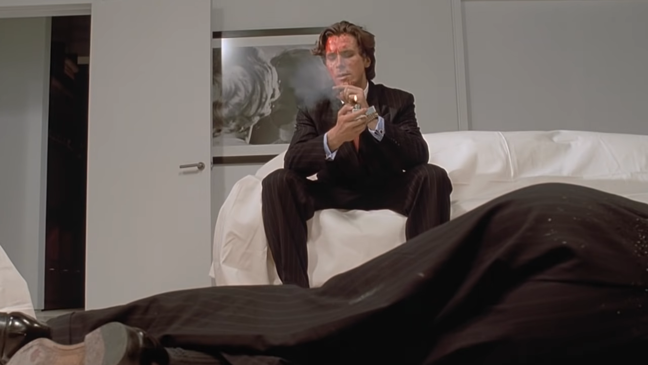 Patrick Bateman fumant une cigarette dans American Psycho.