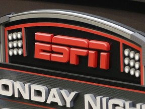 Ce 16 septembre 2013, une photo d'archive montre le logo ESPN avant un match de football de la NFL entre les Bengals de Cincinnati et les Steelers de Pittsburgh, à Cincinnati.