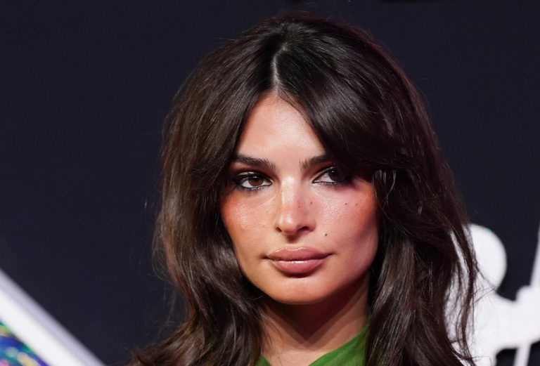 Emily Ratajkowski au casting de la série Netflix de Lena Dunham « Too Much » – TVLine