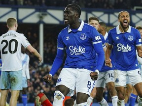 Amadou Onana d'Everton, avant, célèbre après avoir marqué le premier but de son équipe lors du match de football de la Premier League anglaise entre Everton et Crystal Palace au stade Goodison Park, à Liverpool, en Angleterre, le lundi 19 février 2024.