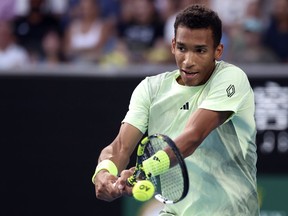 Félix Auger-Aliassime du Canada joue un revers contre Daniil Medvedev de Russie aux championnats de tennis de l'Open d'Australie à Melbourne Park, Melbourne, Australie, le samedi 20 janvier 2024. Auger-Aliassime s'est qualifié pour le deuxième tour de l'Open 13 Provence tournoi de tennis avec une victoire 6-2, 7-5 contre le wild-card français Quentin Halys mercredi.