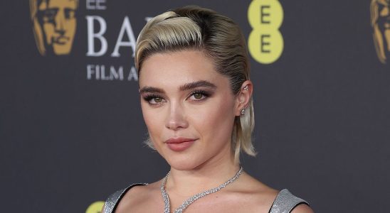 Florence Pugh a essayé une version plus audacieuse du look corset que Taylor Swift portait récemment, et je ne peux pas commencer à décrire à quel point il est magnifique