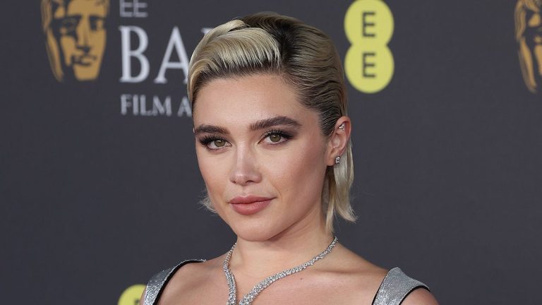 Florence Pugh a essayé une version plus audacieuse du look corset que Taylor Swift portait récemment, et je ne peux pas commencer à décrire à quel point il est magnifique
