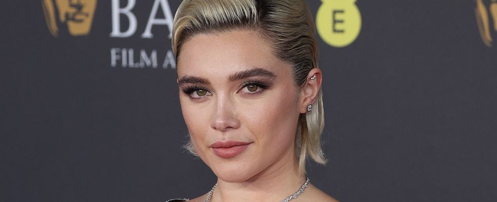 Florence Pugh a essayé une version plus audacieuse du look corset que Taylor Swift portait récemment, et je ne peux pas commencer à décrire à quel point il est magnifique