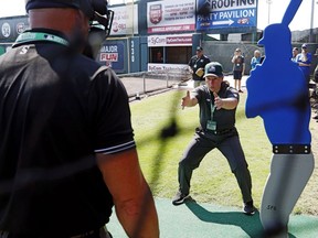 L'arbitre Jen Pawol, à l'avant droit, travaille avec des étudiants lors du camp d'arbitre de baseball de la MLB au Diamond à Richmond, en Virginie, le 25 juin 2022.