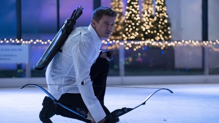 Jeremy Renner dit qu'il sera « assez fort » pour le retour du MCU après un accident de chasse-neige
