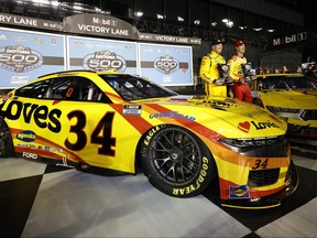 Joey Logano, pilote de la Ford Shell Pennzoil n°22, (à droite) vainqueur du prix de la pole Daytona 500 et Michael McDowell, pilote de la Ford Love's Travel Stops n°34.