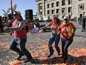 Des gens fuient après que des coups de feu ont été tirés près du défilé de la victoire du Super Bowl LVIII des Chiefs de Kansas City, le 14 février 2024, à Kansas City, Missouri.