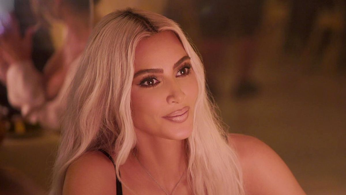 Kim Kardashian a partagé des photos pour l'anniversaire de son amie, mais je suis obsédée par son look transparent et scintillant
