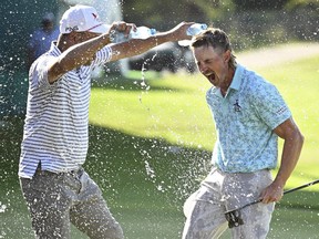 Jake Knapp, des États-Unis, célèbre sur le green 18 après avoir remporté l'Open du Mexique.