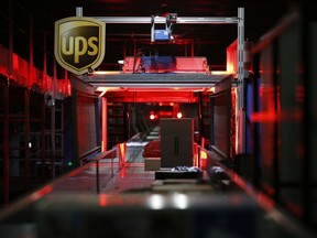 Les colis se déplacent le long d'un tapis roulant dans les installations de United Parcel Service Inc. (UPS) Chicago Area Consolidation Hub (CACH) à Hodgkins, dans l'Illinois.