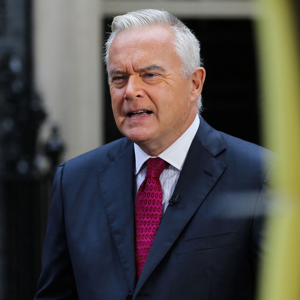 le journaliste de la BBC Huw Edwards parle devant une caméra à Downing Street