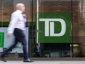 Une personne passe devant un comptoir de la Banque TD