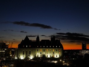 La Cour suprême du Canada a statué aujourd'hui sur la constitutionnalité du projet de loi C-92, Loi concernant les enfants, les jeunes et les familles des Premières Nations, des Métis et des Inuits, qui est devenu loi en juin 2019. La Cour suprême du Canada est photographiée mercredi au coucher du soleil à Ottawa. , 13 décembre 2023.