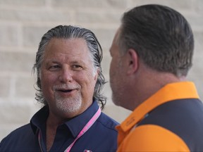 Michael Andretti, à gauche, s'exprime pendant que Zak Brown, PDG de McLaren, écoute dans le paddock avant le Grand Prix de Formule 1 des États-Unis.