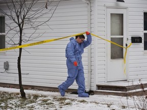 Un enquêteur judiciaire est sur les lieux d'une enquête en cours concernant cinq décès dans le sud du Manitoba, à Carman, au Manitoba, le lundi 12 février 2024. Une mère, ses trois jeunes enfants, dont une fille de deux mois, et un adolescent membre de la famille tué au Manitoba laisse le souvenir de belles âmes.  LA PRESSE CANADIENNE/David Lipnowski