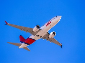 Un Boeing 737 Max 8 de Lynx Air décolle de Calgary à Vancouver pour le vol inaugural de la compagnie, le jeudi 7 avril 2022.