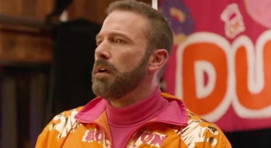 La publicité de Dunkin pour le Super Bowl 2024 avec Ben Affleck et JLo est incroyable, mais j'ai une question folle sur la fin