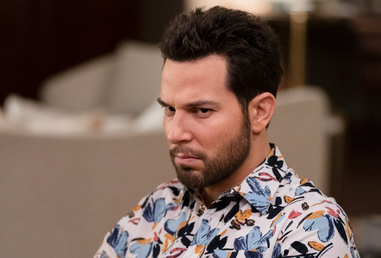 La réaction de Skylar Astin – TVLine