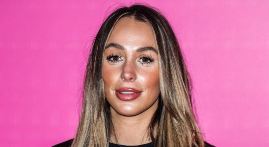 La star de TOWIE, Amber Dowding, transportée d'urgence à l'hôpital avec le visage enflé