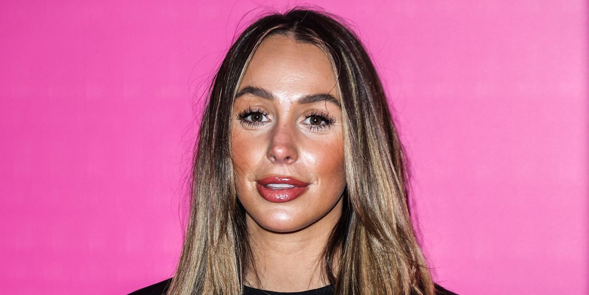 La star de TOWIE, Amber Dowding, transportée d'urgence à l'hôpital avec le visage enflé
