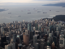 Une vue aérienne de Vancouver alors que les porte-conteneurs sont inactifs dans Burrard Inlet, juste à l'extérieur du port de Vancouver.