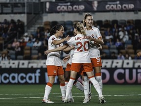 La capitaine du Canada Jessie Fleming (à gauche), Cloe Lacasse et Jordyn Huitema (à droite) célèbrent un but lors de la victoire 6-0 du Canada contre le Salvador lors de la Coupe d'or W de la CONCACAF à Houston dans cette photo du jeudi 22 février 2024.