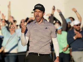 Nick Taylor, du Canada, célèbre un putt de birdie égalisateur au 18e trou, forçant des séries éliminatoires avec Charley Hoffman, lors de la dernière ronde du tournoi de golf Phoenix Open, le dimanche 11 février 2024, à Scottsdale, en Arizona. Taylor développe une réputation comme l'un des joueurs les plus marquants du PGA Tour et il adore ça.