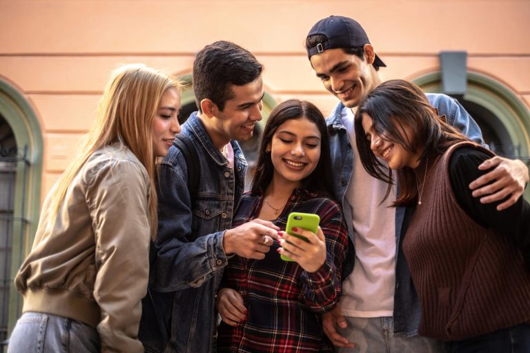 Le Royaume-Uni fait un pas de plus vers l’interdiction des téléphones dans les écoles