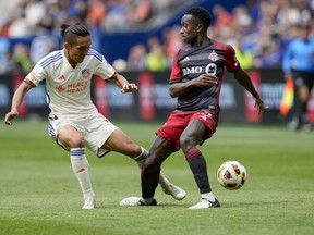 Richie Laryea (à droite) du FC Toronto perd le ballon face à Yuya Kubo du FC Cincinnati à Cincinnati hier