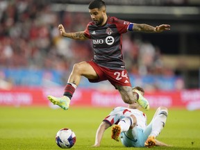 Lorenzo Insigne du Toronto FC saute un défi de Fabian Herbers du Chicago Fire lors de la deuxième moitié de l'action MLS à Toronto le mercredi 31 mai 2023. Insigne a vu 62 minutes d'action lors de la première saison du Toronto FC dimanche, un match nul sans but au FC Cincinnati.  Moins c'est plus pourrait être une tendance du TFC cette saison en ce qui concerne l'ancien capitaine de Naples alors que l'entraîneur John Herdman et son équipe cherchent à garder le joueur de 32 ans en bonne santé pour la saison.LA PRESSE CANADIENNE/Chris Young