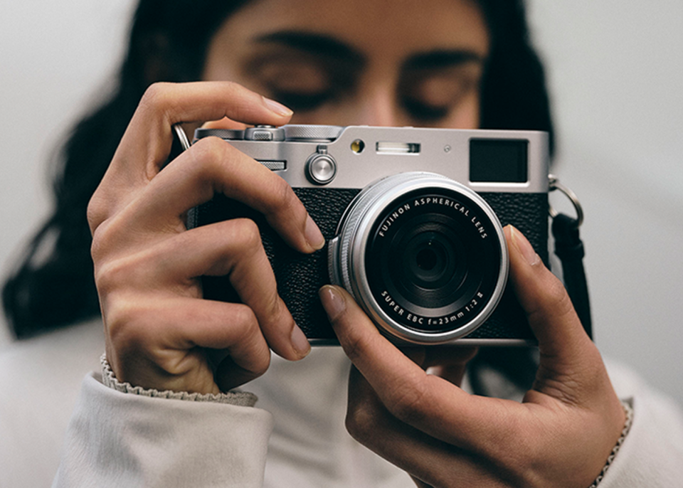 Fujifilm renouvelle un classique culte avec l'appareil photo compact X100VI, plus rapide et à 1 600 $