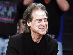 DOSSIER – Le comédien Richard Lewis assiste à un match de basket de la NBA à Los Angeles le 25 décembre 2012.