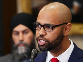 Stephen Brown, PDG du Conseil national des musulmans canadiens, prend la parole sur la Colline du Parlement à Ottawa, le lundi 17 avril 2023.