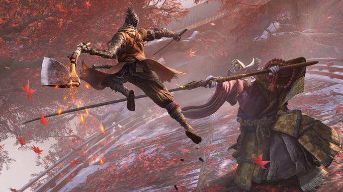 Le protagoniste de Sekiro saute en l'air contre un grand boss avec une longue lance