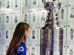 « Le hockey est mon endroit sûr » : des adolescents israéliens évacués de leur domicile visitent le Canada