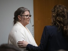 Jennifer Crumbley, la mère du tireur du lycée d'Oxford, dans le Michigan, Ethan Crumbley, écoute son avocat, Shannon Smith, devant la cour de circuit du comté d'Oakland, immédiatement avant que le jury ne la déclare coupable de quatre chefs d'accusation d'homicide involontaire, le 6 février 2024 à Pontiac, Michigan. .