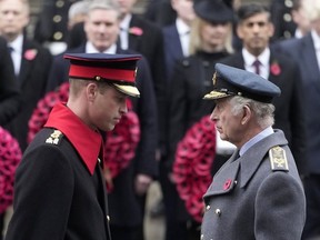 Le roi Charles III de Grande-Bretagne et le prince William assistent à la cérémonie du dimanche du Souvenir au cénotaphe de Whitehall à Londres, le dimanche 12 novembre 2023. Le roi Charles III a reçu un diagnostic de cancer et a commencé un traitement, a annoncé lundi le palais de Buckingham. 5 décembre 2024. Moins de 18 mois après le début de son règne, le monarque de 75 ans suspendra ses fonctions publiques mais poursuivra ses affaires d'État et ne renoncera pas à ses fonctions constitutionnelles de chef de l'État.