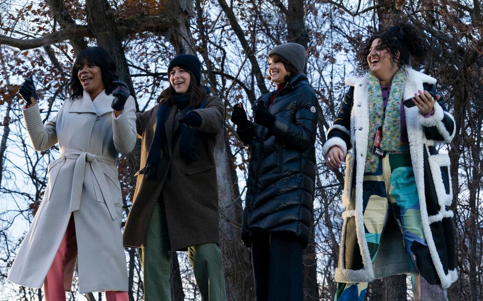 Christina Elmore, Melissa Benoist, Carla Gugino, Natasha Behnam, les filles dans le bus