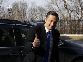 Le chef conservateur Pierre Poilievre arrive sur la Colline du Parlement à Ottawa le mardi 27 février 2024.