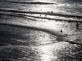 Des gens nagent dans l’océan Atlantique à Biarritz, dans le sud-ouest de la France, le 27 octobre 2021.