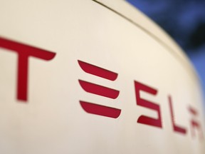 Les actions de Tesla chutent alors que le reste du marché se redresse, et la société prévient que les choses ne s'amélioreront peut-être pas avant un certain temps.