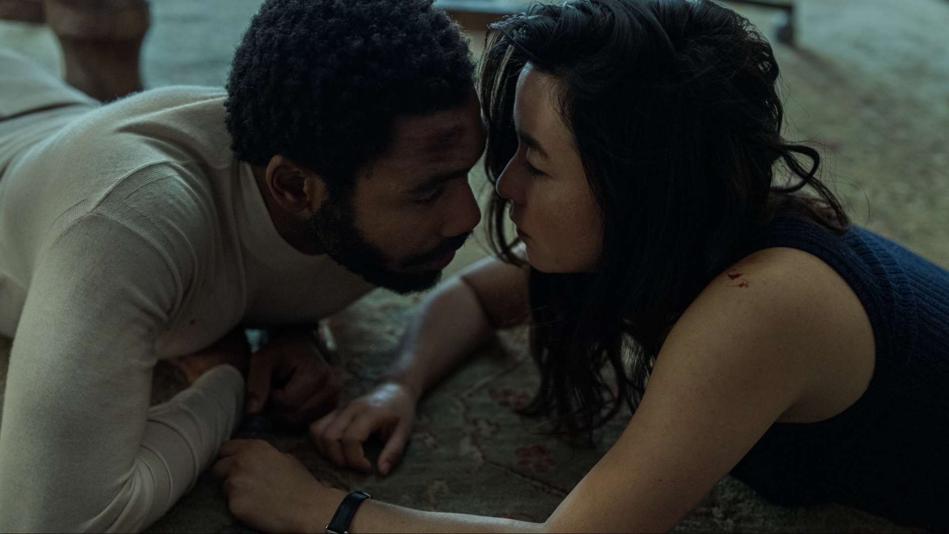 Donald Glover et Maya Erskine dans M. et Mme Smith