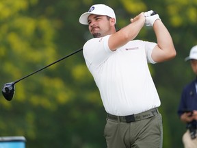 Etienne Papineau joue au deuxième tour du Championnat de Windsor au Ambassador Golf Club de Windsor, en Ontario, sur cette photo du 4 août 2023.  Les Canadiens Papineau et Myles Creighton ont déjà remarqué que les champs du Korn Ferry Tour sont plus profonds qu'ils ne le sont habituellement.