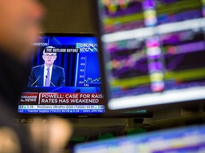 Un trader travaille sous une émission télévisée du président de la Réserve fédérale, Jerome Powell, sur le parquet de la Bourse de New York.  L'attention du marché semble se déplacer du calendrier de la prochaine action de la Fed vers les inquiétudes concernant la solidité de l'économie.