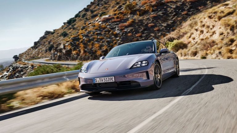 Les nouveaux véhicules électriques Taycan de Porsche ont plus d’autonomie, une accélération plus rapide et un prix plus élevé