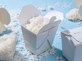 Bien qu'il soit tentant de mettre directement ces cartons à emporter au réfrigérateur, envisagez de déplacer le riz vers un endroit moins profond pour un refroidissement rapide.